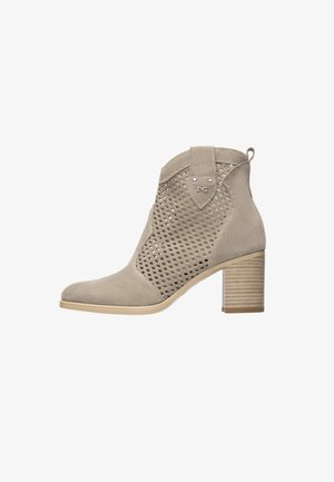 Beiger Wildleder-Stiefelette mit perforiertem Design, spitzer Zehenpartie und gestapeltem Blockabsatz. Verfügt über ein kleines Logo an der Seite.