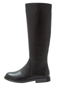 Bota de cuero negra hasta la rodilla con suela plana y puntera redonda, que presenta costuras simples y una textura suave.