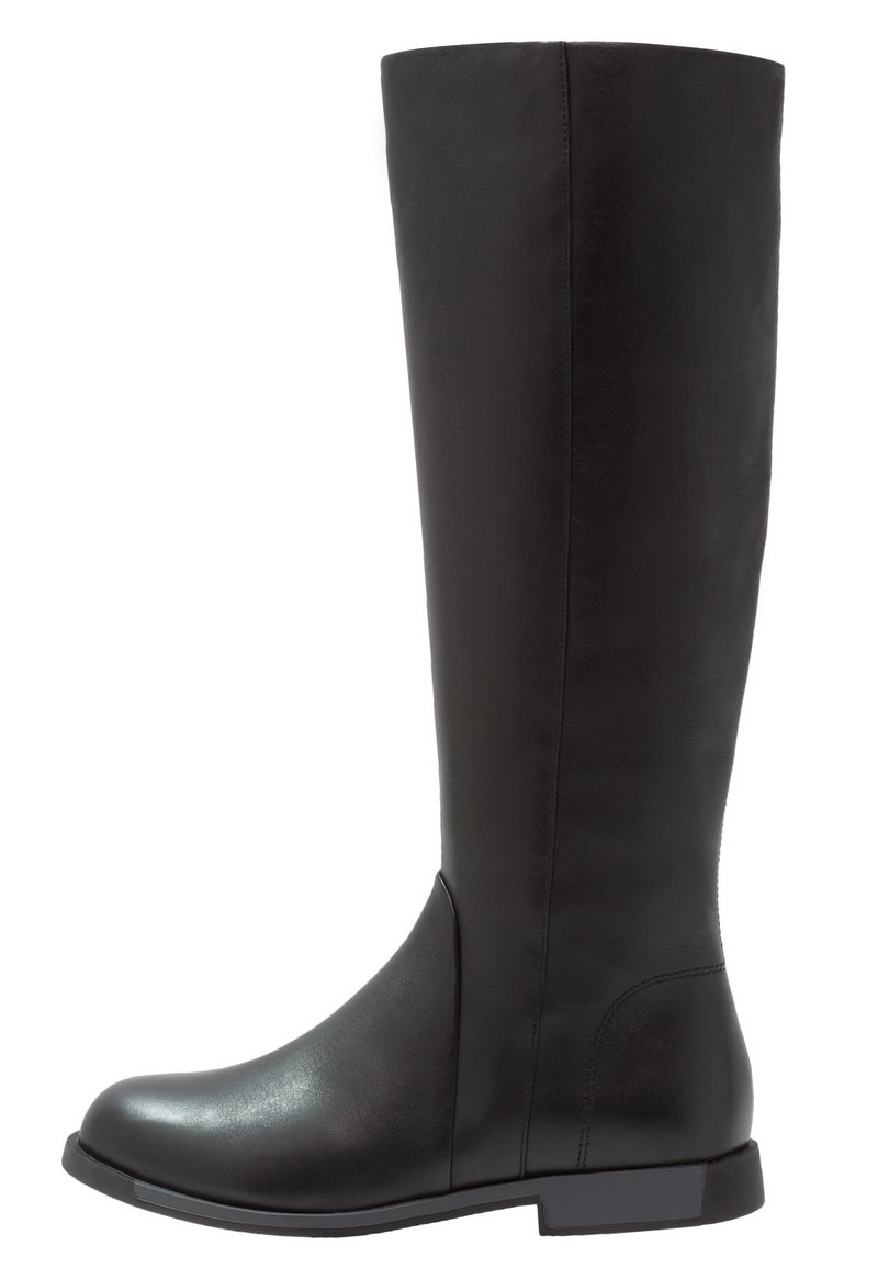 Bota de cuero negra hasta la rodilla con suela plana y puntera redonda, que presenta costuras simples y una textura suave.