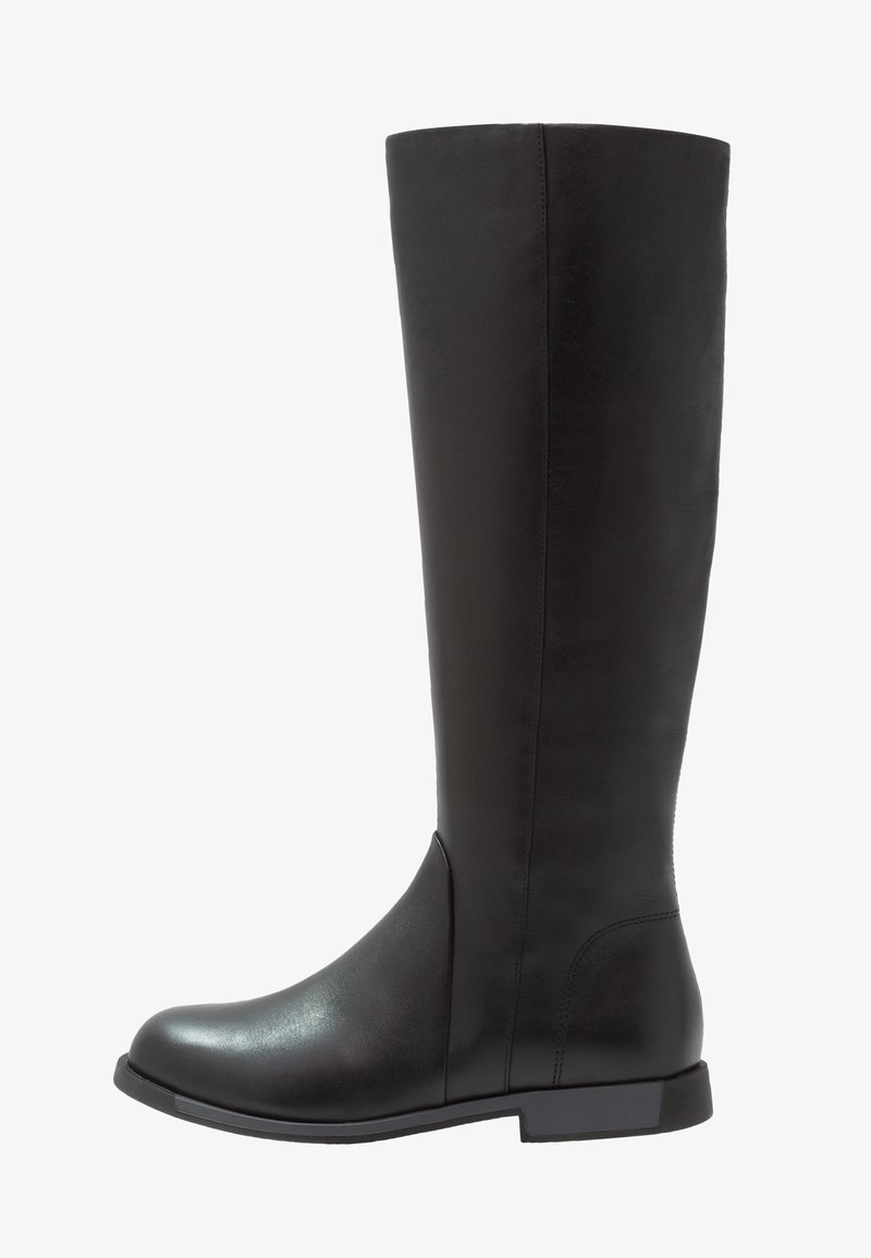 Bota de cuero negra hasta la rodilla con suela plana y puntera redonda, que presenta costuras simples y una textura suave.