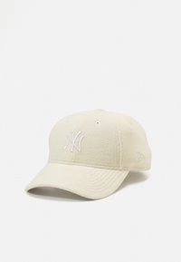 New York Yankees cap in off-white fleece. Features embroidered logo at front, curved brim, and stitched accents. Soft texture, six-panel design.
