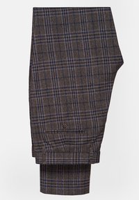 Brązowe i granatowe spodnie w kratę tartan, złożone, z zapinanymi na guzik tylną kieszenią na białym tle.