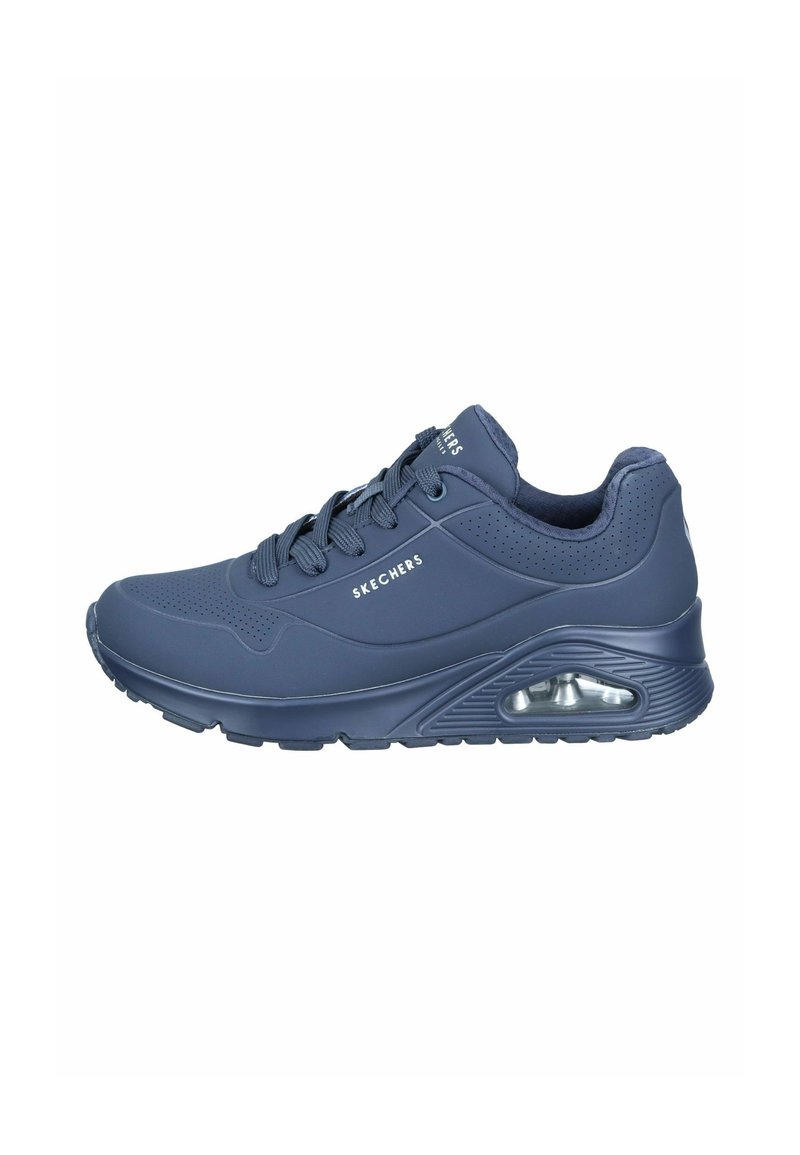 Sneakers Skechers bleu marine avec un devant à lacets, des détails perforés, un col rembourré et un coussin d'air visible dans la semelle épaisse.