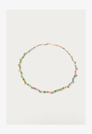 Viacfarebný korálkový náhrdelník s malými okrúhlymi a nepravidelnými korálkami, so zlatým zapínaním a nastaviteľným retiazkou na jednoduchom pozadí.