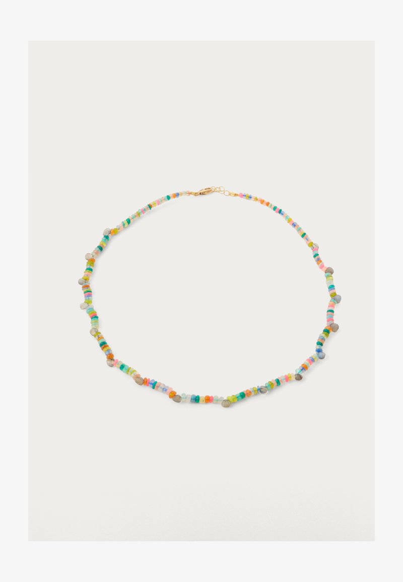 Dažādu krāsu pērlīšu kaklarota ar mazām apaļām un neregulārām pērlītēm, ar zelta aizdari un regulējamu ķēdīti uz vienkārša fona.