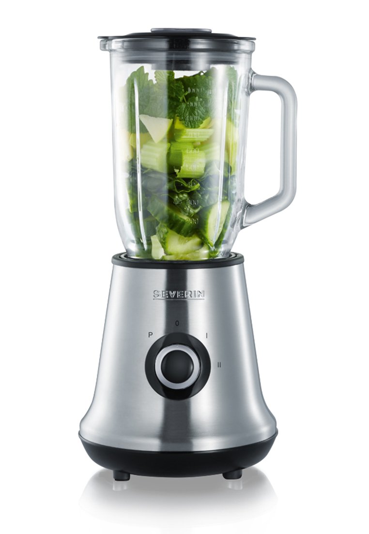 Silberner Edelstahl-Mixer mit einem transparenten Glasbehälter, gefüllt mit sichtbarem grünem Gemüse, und einem schwarzen Steuerknopf.