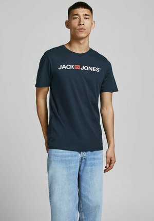 Navyblaues T-Shirt mit kurzen Ärmeln aus Baumwolle. Mit einem weißen Logo-Druck "JACK & JONES" über der Brust. Gerade geschnitten mit Rundhalsausschnitt.