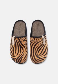 Barna és fekete csíkos papucsok, puha, texturált anyagból. Nyitott hátú kialakítás, barna címketaggal. Kényelmes, hétköznapi viselet beltérre.