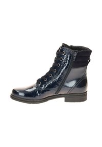 Navyblauwe gepatineerde leren enkelboots met vetersluiting aan de voorkant, een rits aan de zijkant en stoffen accenten op de kraag. Lage blokhak.