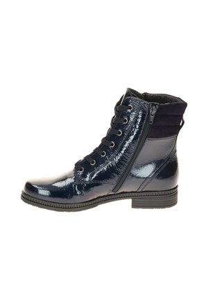 Navyblauwe gepatineerde leren enkelboots met vetersluiting aan de voorkant, een rits aan de zijkant en stoffen accenten op de kraag. Lage blokhak.