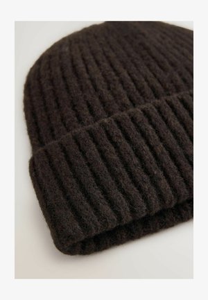 Braune gestrickte Mütze aus Wolle mit geripptem Muster und umgeschlagenem Saum. Das Material wirkt weich und flaumig.