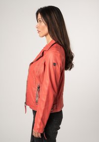 Rode leren motorjack met ritsen, zijzakken en een patchdetail op de schouder. Gladde textuur, slim-fit ontwerp en kraag.