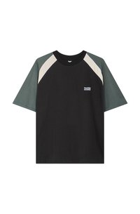 Īsām piedurknēm T-krekls ar melnu pamatu, zaļiem un bēšiem akcentiem uz piedurknēm, un nelielu baltu logo uz priekšpuses.