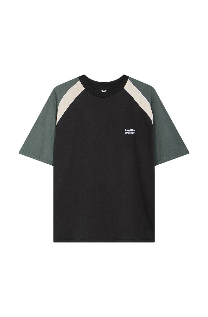 Īsām piedurknēm T-krekls ar melnu pamatu, zaļiem un bēšiem akcentiem uz piedurknēm, un nelielu baltu logo uz priekšpuses.