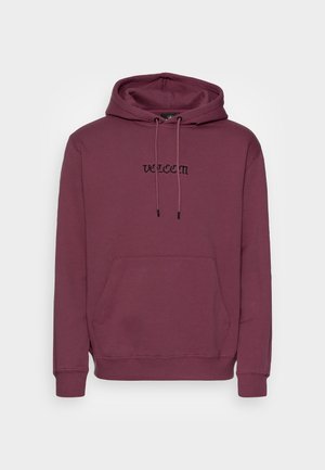 Bordeauxroter Hoodie mit Kängurutasche vorne, verstellbarer Kapuze mit Kordelzug und schwarzem "VOLCOM"-Logo mittig auf der Brust.