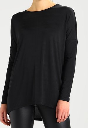 Schwarzes Langarmshirt aus glattem Stoff, mit lockerer Passform, runder Ausschnitt und abgerundetem Saum hinten.