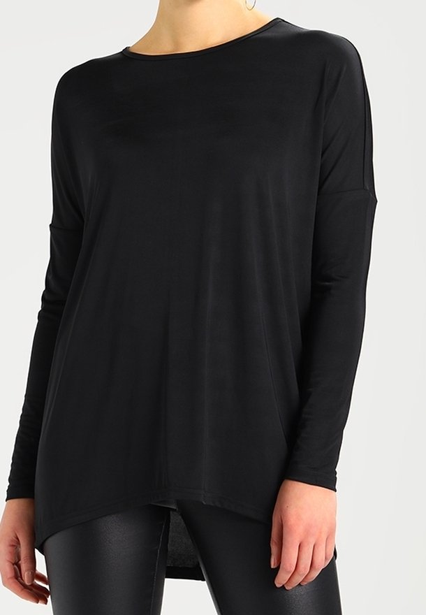 Schwarzes Langarmshirt aus glattem Stoff, mit lockerer Passform, runder Ausschnitt und abgerundetem Saum hinten.
