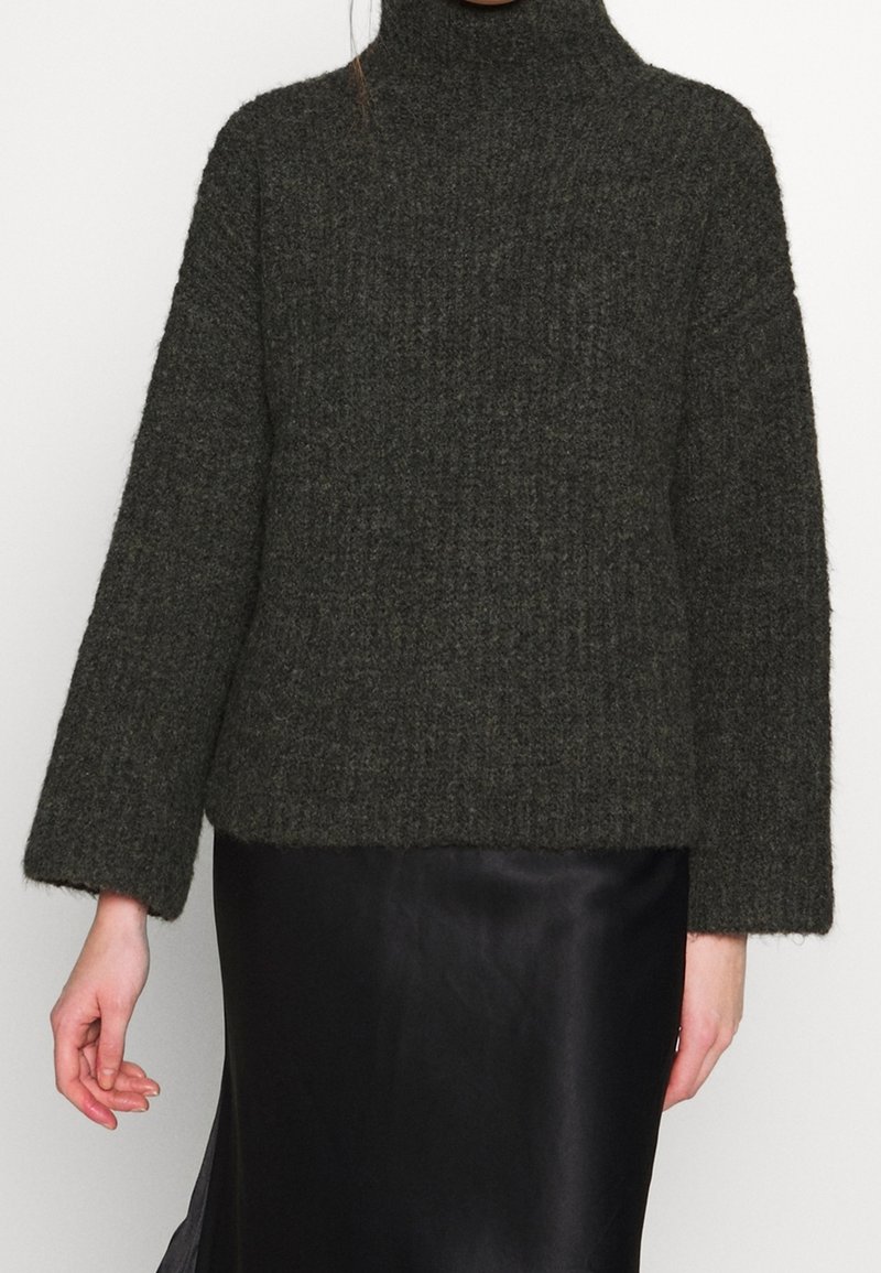 Weekday Sweter