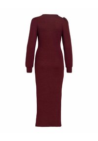 Vestido de punto burdeos de manga larga con una silueta ajustada, que cuenta con hombreras y un escote redondo, con una longitud hasta la mitad de la pantorrilla.