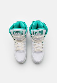 Białe skórzane sneakersy typu high-top z akcentami w odcieniu teal. Wyposażone w wyściełane kołnierze, sznurówki oraz logo Ewing na języku. Tekstura z perforacjami.