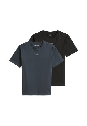 To enkle crew neck T-shirts, en sort og en mørkegrå, med små hvide tekstlogoer centreret under halsudskæringen.