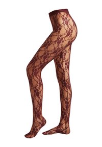 Gambe con collant in pizzo floreale bordeaux trasparente, con fascia alta in vita, in piedi sulle punte contro uno sfondo bianco.