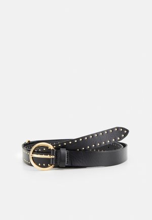 Musta nahkavyö, jossa on pyöreä kultainen solki ja tasaisesti sijoitetut pienet kultaiset niitit koko pituudeltaan, kierrettynä valkoista taustaa vasten.