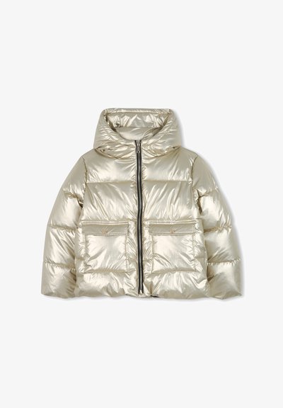 Chaqueta acolchada metálica dorada con capucha, que cuenta con un cierre delantero y dos bolsillos en el pecho. Textura suave, brillante y acolchada.