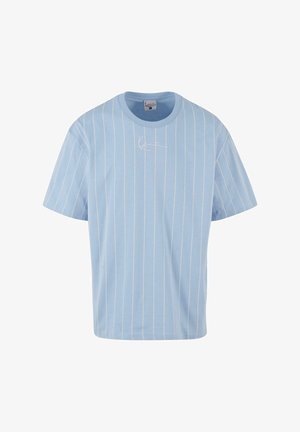 Világoskék, rövid ujjas póló függőleges fehér csíkokkal; kerek nyakkivágással és diszkrét hímzett márkázással a mellrészen.