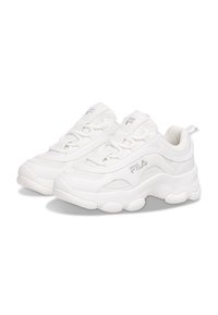 Baskets blanches en mesh et synthétique avec un bout rond, un laçage, des cols rembourrés et de épaisses semelles en caoutchouc. Présente le logo Fila sur le côté.