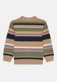Strikkegenser i beige med horisontale striper i grønn, marineblå og rød. Har en ribbestrikket krage og mansjetter, med en teksturert stoff.