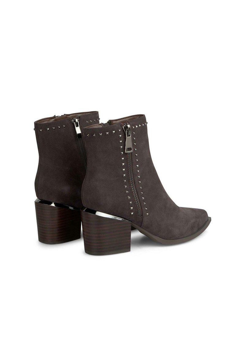 Botines de ante gris con punta afilada, tachuelas decorativas plateadas, cremalleras laterales y un tacón de madera grueso y a rayas.