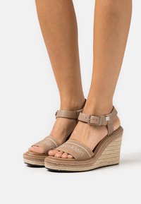 Calvin Klein WEDGE  - Sandalen met plateauzool - safari
