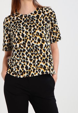 Kortærmet top med gul, sort og orange leopardprint på en lys baggrund. Har rund halsudskæring og løs pasform.