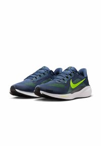 Un paio di scarpe da running Nike blu e verdi con suole intermedie bianche esuole esterne nere, angolate a destra su sfondo bianco.