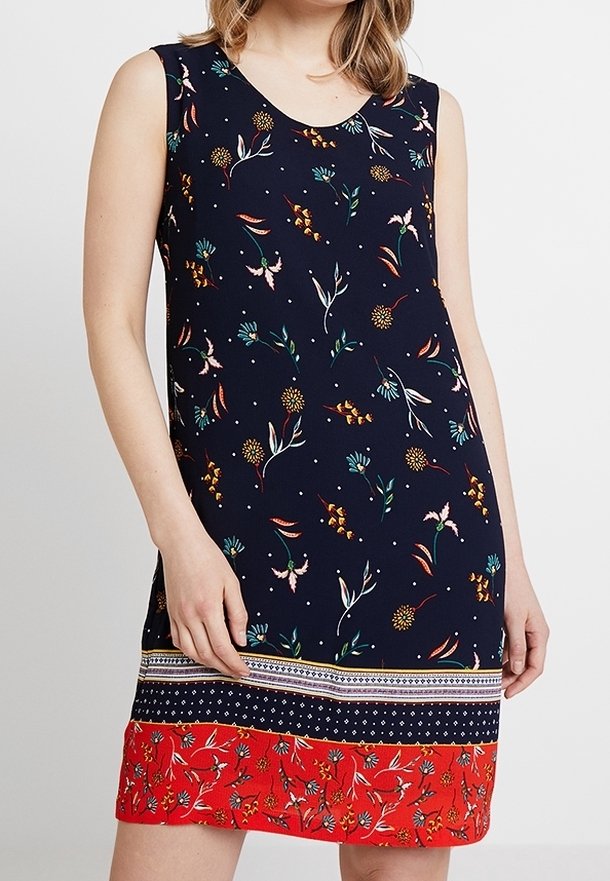 Mörkblå ärmlös klänning med blomstertryck, röd fåll och mönstrad kant. Tillverkad i lätt tyg, med rund halsringning.