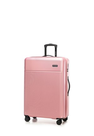 Hartschalen-Koffer in Pink mit vertikaler Rillenstruktur, ausziehbarem schwarzen Griff und vier schwarzen Rädern für Mobilität. Markenlogo sichtbar.