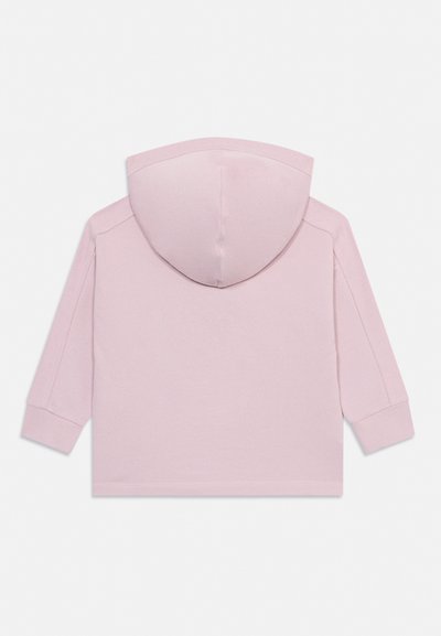Svetlo roza otroški pulover s kapuco in dolgimi rokavi, prikazan od zadaj z rebrastimi manšetami in preprostim, enobarvnim dizajnom.