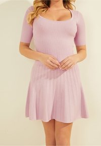 Robe ribbed violette claire avec des manches courtes et un col carré, présentant une jupe évasée et des détails texturés sur l'ensemble.