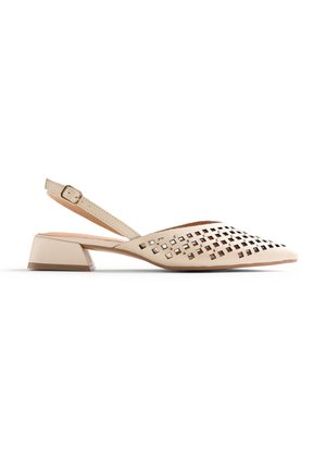 Zapato slingback beige de tacón bajo con perforaciones cuadradas en la parte superior y una correa ajustable con hebilla.