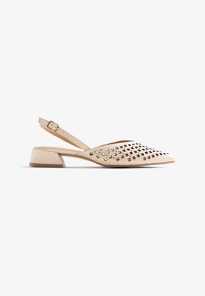 Scarpa slingback beige con tacco basso, perforazioni quadrate sulla tomaia e cinturino regolabile con fibbia.