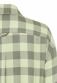 Grün-grauer karierten Hemdenstoff mit Knopfkragen und sichtbaren Nähten an der Passe, mit weicher Textur und dezentem Glanz.