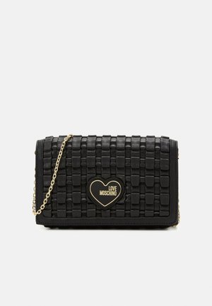 Černá kabelka z tkané kůže se zlatým řetízkem, s ozdobnou zlatou destičkou ve tvaru srdce s nápisem "LOVE MOSCHINO".