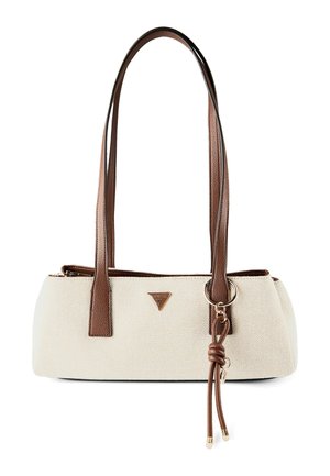 Handtasche mit cremefarbener Textur, zwei langen braunen Griffen, einem kleinen dreieckigen Logo und einem braunen Lederquasten-Schlüsselanhänger, der an einem Griff befestigt ist.