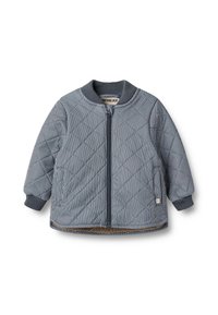 Jachetă albastră cu carouri, model în dungi, tivuri și guler striate. Închidere frontală cu fermoar și căptușeală interioară moale ce oferă căldură și confort.
