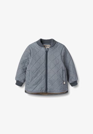 Kék steppelt dzseki csíkos mintával, bordázott mandzsettákkal és gallérral. Elülső cipzáras záródás és puha belső bélés biztosítja a meleget és kényelmet.