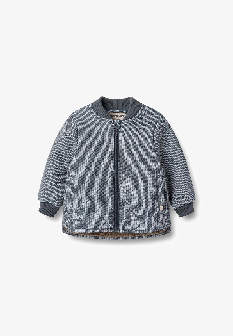 Jachetă albastră cu carouri, model în dungi, tivuri și guler striate. Închidere frontală cu fermoar și căptușeală interioară moale ce oferă căldură și confort.