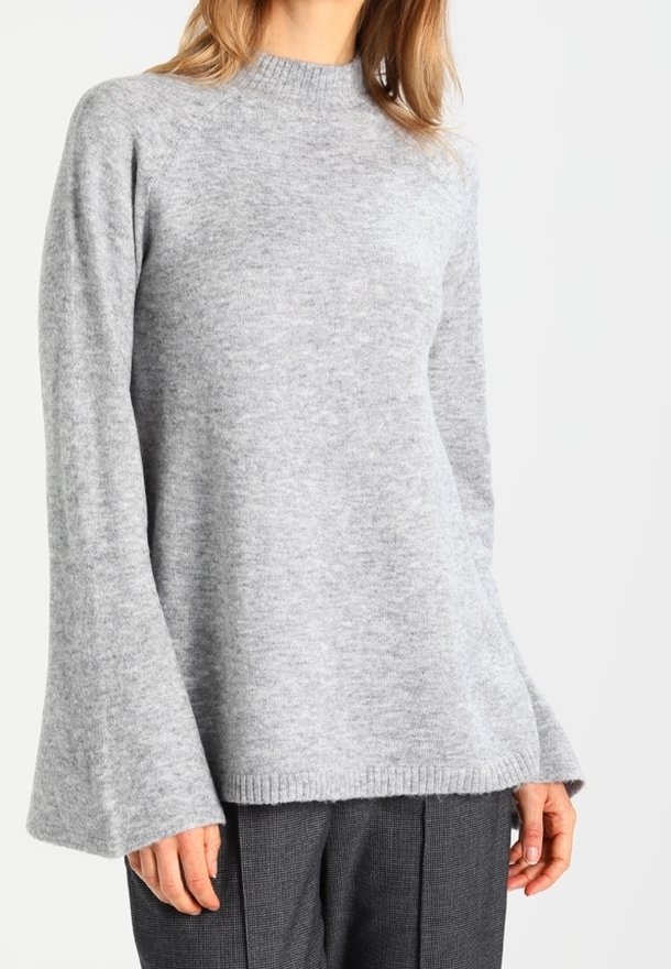 Jasnoszary sweter z dzianiny z wysokim kołnierzem, dzwonkowatymi rękawami i prążkowanym dołem; miękka tekstura i luźny krój.