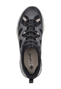 Grå och svart träningsskor med mesh- och syntetmaterial, med en texturerad sula, elastiska snören och en vadderad plös.
