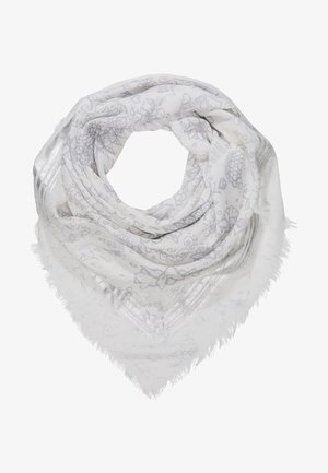 Bufanda triangular blanca con delicados patrones florales y geométricos plateados, bordes suavemente deshilachados y una textura ligera y translúcida.